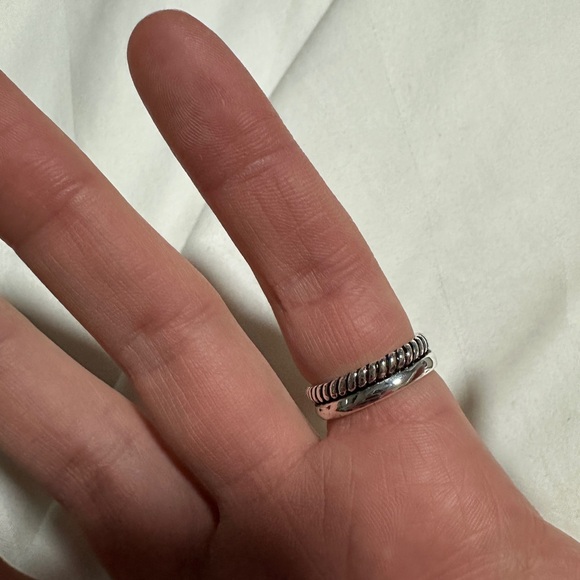 Elegant Silver and Black Women's Ring - Picture 2 of 2